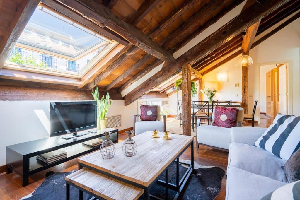 Calm And Bright Apartment, Center La Latina D.alb Apartment